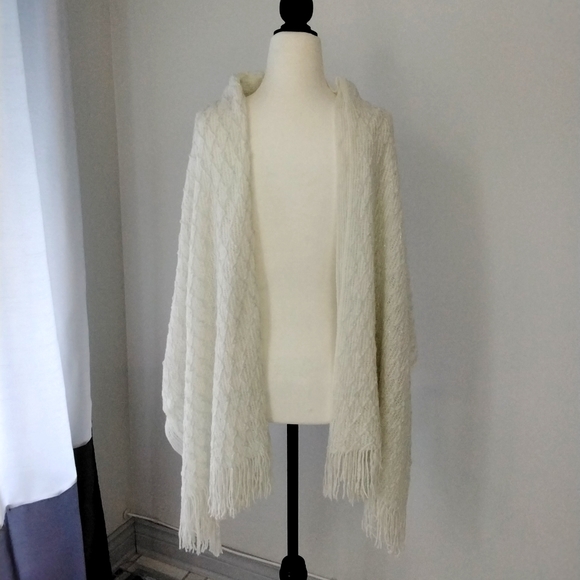 Cape shawl wrap in off white with metallic silver thread detail with fringe - Picture 6 of 7